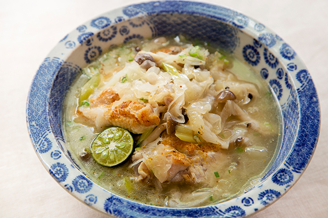 鶏肉と白きくらげの塩麹スープ