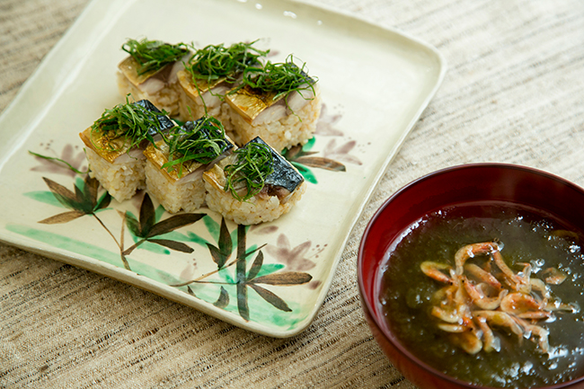 焼きさば寿司 とろろ昆布と桜えびのお吸い物