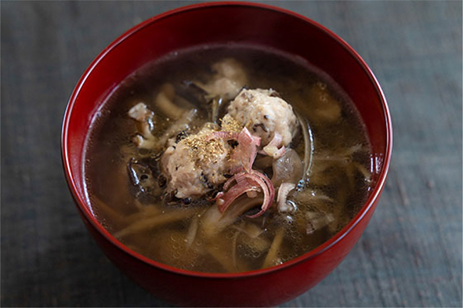 かつおだし風味の鶏団子ときのこの汁